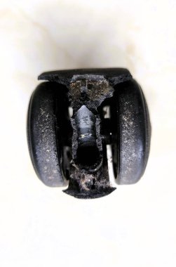 Kırık plastik ofis sandalyesi, tozla kaplı.