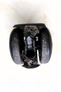 Kırık plastik ofis sandalyesi, tozla kaplı.