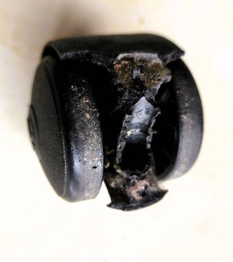 Kırık plastik ofis sandalyesi, tozla kaplı.