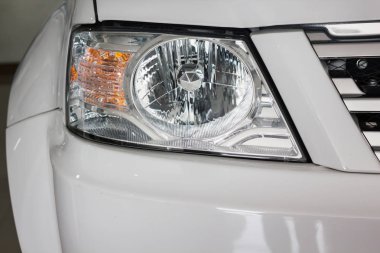 Sarışın arabanın yeni far odaklanmış