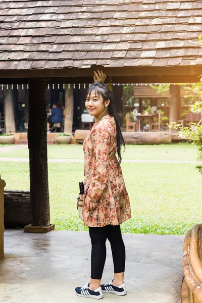 Lunghi Capelli Neri Sorridenti Donne Asiatiche Signora Abito Fiore Estivo — Foto Stock