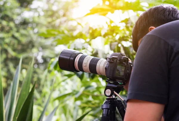 Câmera Grande Com Lente Zoom Homem Cabelo Preto Fotógrafo Trabalhando — Fotografia de Stock