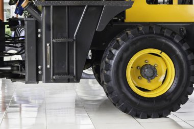 Ekskavatör veya patinaj araba büyük büyük tekerlek odaklanmış