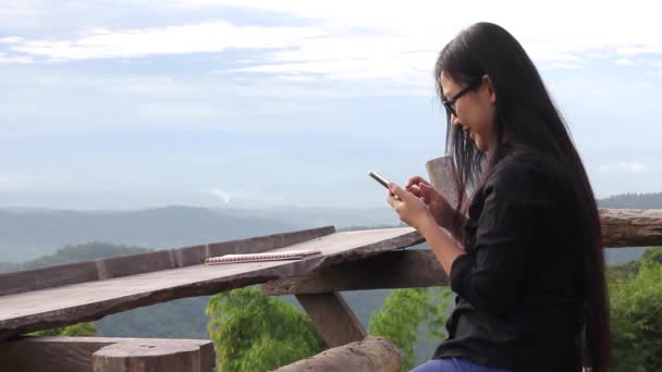 Длинные Черные Волосы Азиатские Женщины Очках Мобильным Смартфоном Фоне Горного — стоковое видео