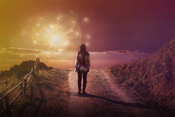 Kadınların Tanrı 'nın önünde durması ender görülür.