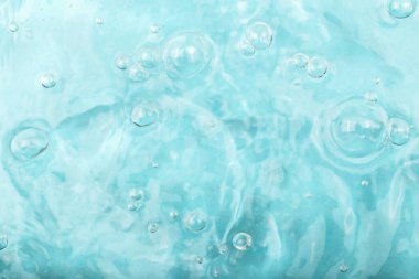 Mavi su arka planı. Sakin, açık mavi su arka planında yüzeye yükselen kabarcıklar, dinginlik ve sükunet hissi uyandıran ferahlatıcı su altı atmosferi oluşturur.