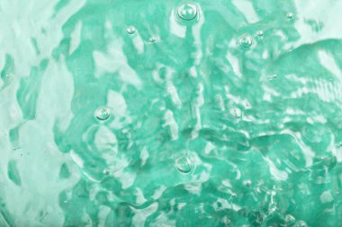 Turkuaz su arka planı. Turkuaz su yüzeyinin yakın görüntüsü kabarcıklar ve hafif dalgalanmalar, huzur verici ve ferahlatıcı atmosfer yaratma, doğanın güzelliğini ve sıvı dinamiklerini ön plana çıkarma