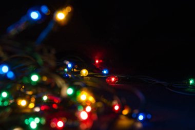 Noel çelengi karanlıkta parlıyor