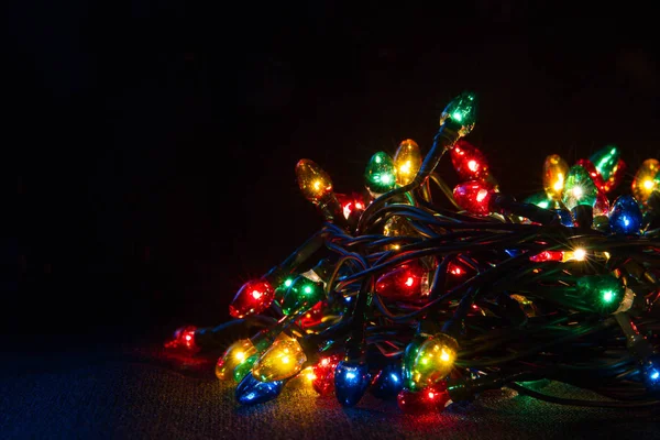 Yılbaşı ve Noel ışıkları (çelenk) biraz yansımayla karanlıkta parlıyor