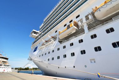 Rostock-Warnemunde, Almanya-14 Temmuz 2017: Cruise gemisi Costa Favolosa nakliye şirketinin Rostock-Warnemunde iskelede Costa Crociere palamarla. Danimarka ve Norveç için 7 gece tatile oldu. 