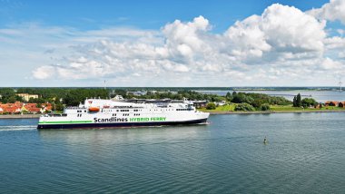 Warnemunde, Almanya - 14 Temmuz 2017: Scandlines nakliye şirketinin adı Berlin ile modern feribot Rostock liman girer. Gedser Danimarka ile Alman bağlantı noktası Rostock feribot hattı bağlanır.