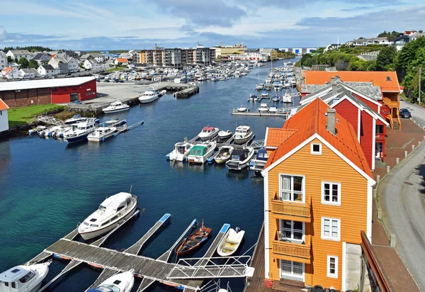 都市ノルウェー ハウゲスンの港を表示します — ストック写真