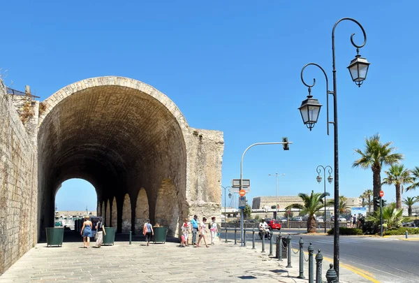 Heraklion, Yunanistan - 15 Temmuz 2016: Geçenler tonoz eski Venedik tersaneler Kandiye Girit Adası üzerinde çapraz.