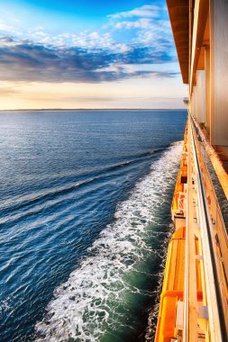 Gün batımında deniz boyunca yolculuk