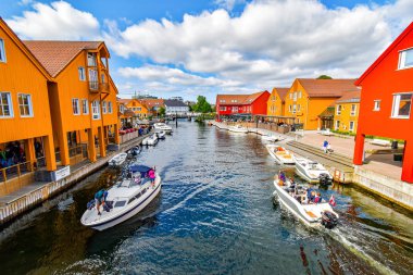 Kristiansand, Norveç - 19 Temmuz 2017: Kristiansand, Norveç Fiskebrygga İlçesi'nde bir kanal Motorbot gidin.