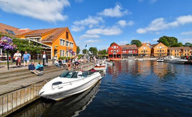 Kristiansand, Norveç - 19 Temmuz 2017: Kristiansand, Norveç Fiskebrygga İlçesi'nde bir kanal Motorbot gidin.