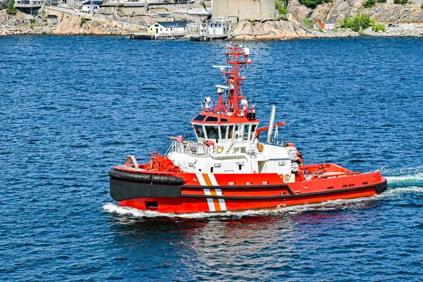 Rebocador Vermelho Vai Para Uma Missão Porto Para Mar — Fotografia de Stock