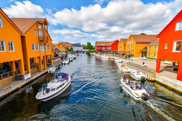Kristiansand Norwegia Juli 2017 Perahu Motor Berlayar Kanal Distrik Fiskebrygga — Stok Foto