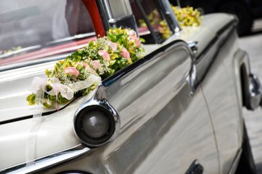 Eski Amerikan Sedan bir düğün araba dekore edilmiş.