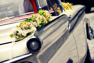Eski Amerikan Sedan bir düğün araba dekore edilmiş.