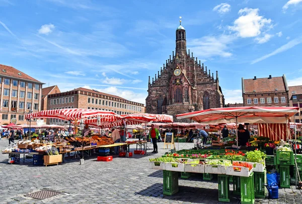 Nürnberg, Almanya - 23 Haziran 2018: Pazar tezgahları Frankonya şehir Nürnberg Almanya pazar meydanında. 