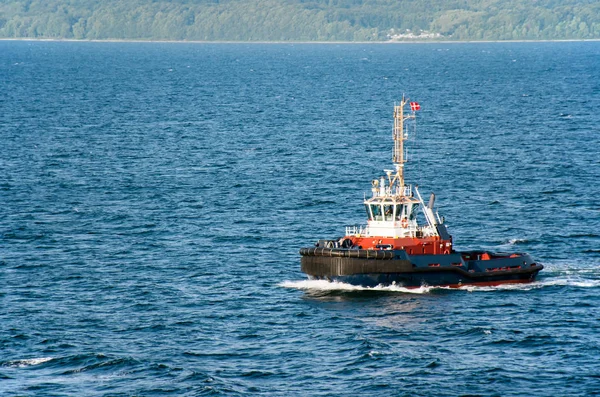 Tugboat Danish Flag Navigates Sea Background Wooded Coast Can Seen — Stock Photo, Image