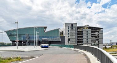 Schkeuditz, Almanya 13 Temmuz 2016: Dış görünüm Terminal Binası ve Leipzig/Halle Almanya Havaalanı garajına park
