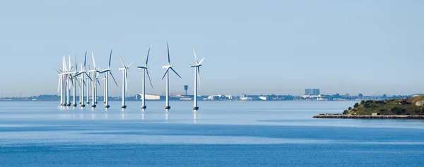 哥本哈根海岸的海上风力涡轮机 以机场为背景 — 图库照片