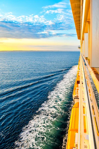 Gün batımında deniz boyunca yolculuk