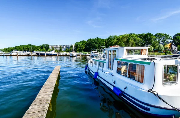 Lakóhajókra Jachtok Van Kikötve Goehren Lebbin Németország Móló Fleesensee — Stock Fotó