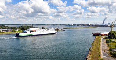 Modern bir feribot Rostock limanına girer. Feribot hattı Almanya 'nın Rostock limanını Danimarka' daki Gedser limanına bağlar..