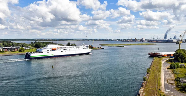 近代的なフェリーがロック港に入港する フェリーラインは デンマークのGedserとロックのドイツのポートを接続します — ストック写真