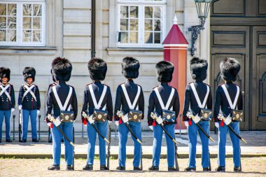 Kopenhag, Danimarka - 15 Haziran 2017: Danimarka Kopenhag Amalienborg kalede muhafiz olarak değiştirilmesi. Gardiyanlar karşılıklı dizilmiş.