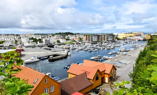 都市ノルウェー ハウゲスンの港を表示します — ストック写真
