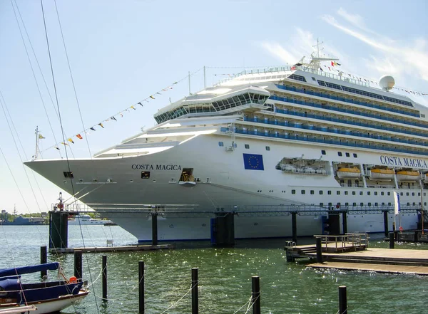 Le bateau de croisière Costa Magica de Costa Cruises a amarré au terminal de croisière Ostseekai à Kiel — Photo