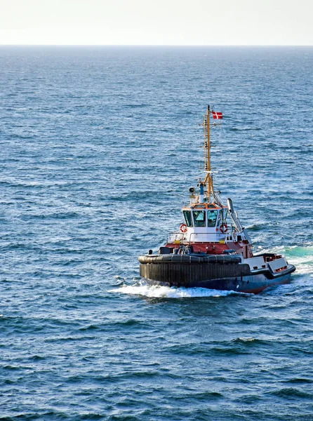 一艘带有丹麦国旗的拖船在海上航行 — 图库照片