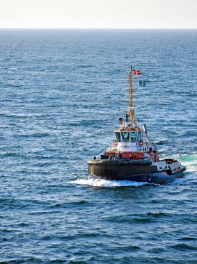 Aarhus, Danimarka - 20 Temmuz 2017: Aros bağlantı noktası girerek bir yolcu gemisi yardımcı olmak için denizde gider römorkör.