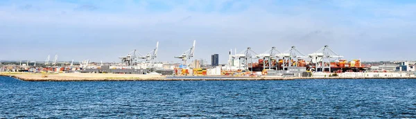 2017年7月20日 丹麦奥胡斯港全景 集装箱船 Ingy 已停靠在港口 正在装车和卸货 — 图库照片