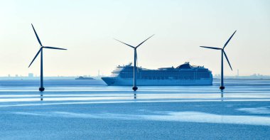 Danimarka ve İsveç arasındaki deniz rüzgar türbinleri Öresund Köprüsü yakınlarında bir büyük yolcu gemisi geçer 