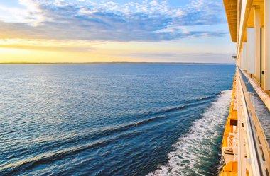 Gün batımında deniz boyunca yolculuk