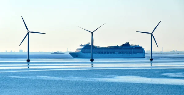 Gran Crucero Pasa Por Turbinas Eólicas Marinas Cerca Del Puente — Foto de Stock