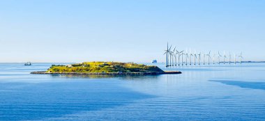 Danimarka 'da Kopenhag sahilinde ada Middelgrundsfortet ve offshore rüzgar türbinleri