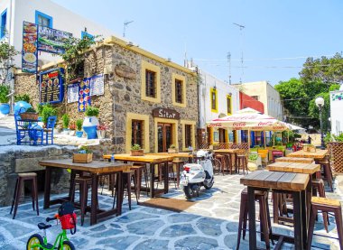 Kos, Yunanistan-31 Temmuz 2015: Kos kentinin eski kentinde, Yunanistan 'daki Kos adasının başkenti açık havada oturma alanı olan tavernalar.
