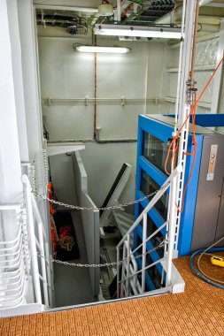 Kristiansand, Norveç-19 Temmuz 2017:-19 Temmuz 2017: tekerlekli sandalye Lift ile katlanmış ihale tekne platformu gemide yolcu gemisi Costa Favolosa nakliye şirketi Costa Crociere.