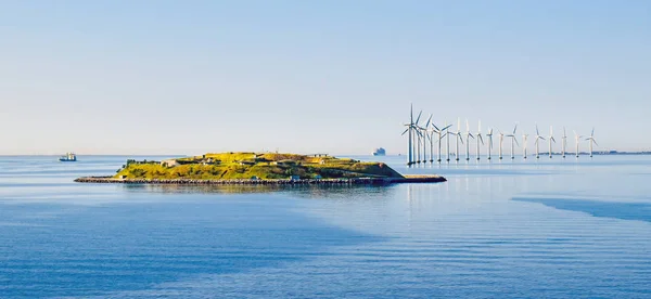Danimarka 'da Kopenhag sahilinde ada Middelgrundsfortet ve offshore rüzgar türbinleri