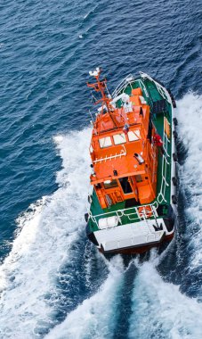 Kristiansand, Norveç-19 Temmuz 2017: bir pilot tekne Kristiansand limanına girişini desteklemek için gemide pilot getirmek için denizde bir gemiye yüksek hızda yelken olduğunu.