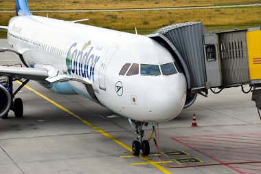 Leipzig, Almanya-13 Temmuz 2016: havayolları Condor 'un Airbus A321 uçakları Leipzig/Halle Havaalanı 'nda kalkış için hazırdır..