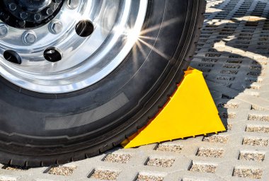 Park etmiş bir kamyon direksiyonda sarı takoz 