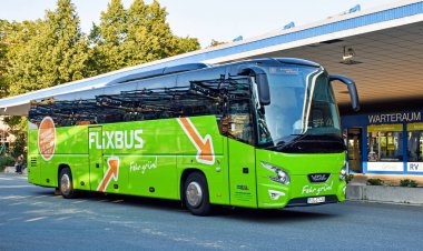 Chemnitz, Almanya-23 Eylül 2016: modern bir FlixBus koçu, Chemnitz otobüs istasyonundan Karlsruhe 'ye doğru kalkıyor.