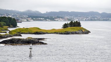 Norveç 'te Haugesund şehrinin önünde Skerry Adaları, sis peyzaj